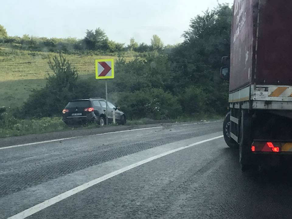 FOTO – O remorcă desprinsă de la un camion a lovit un autoturism