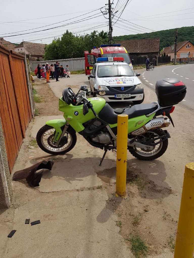 FOTO – Tată și fiu, răniți într-un accident de motocicletă