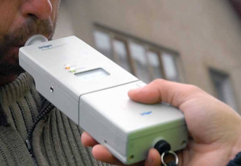 Șofer prins băut la volanul unei autoutilitare