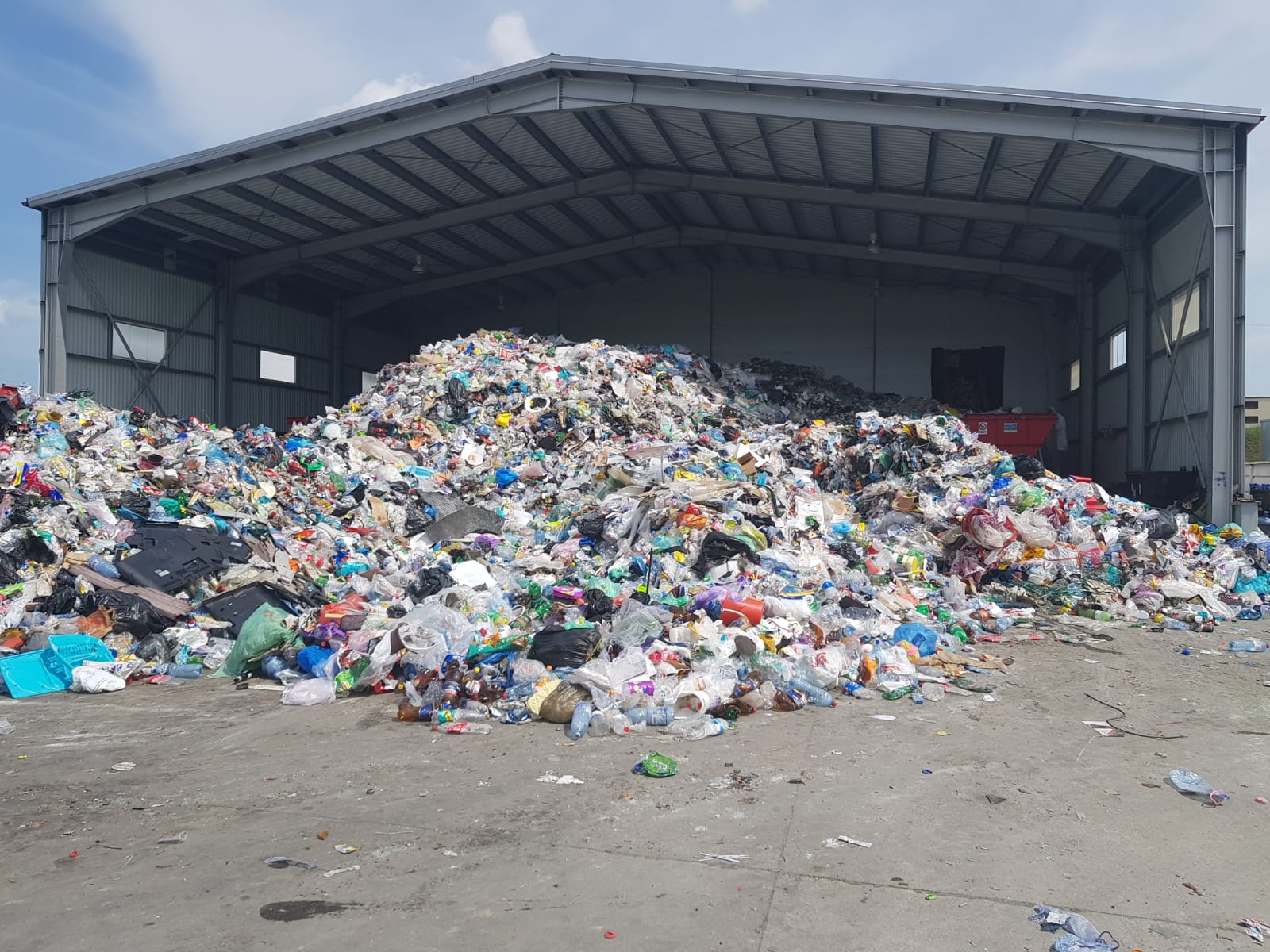 FOTO – SOMA: Cei care trebuiau să sorteze deșeurile reciclabile precolectate selectiv de către cetățeni au refuzat să le primească