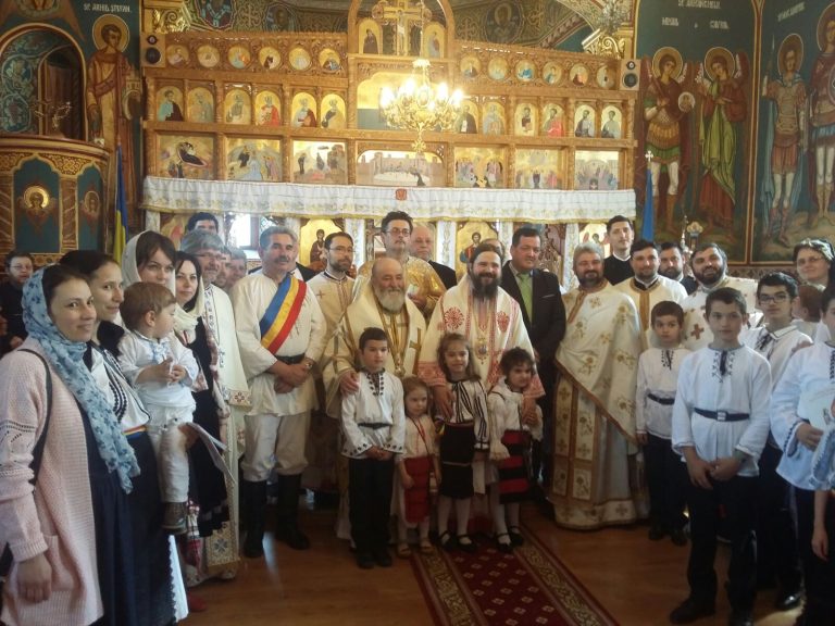 FOTO – PS Macarie, episcopul Europei de Nord, a împărțit burse copiilor nevoiași din zona Copșa Mică