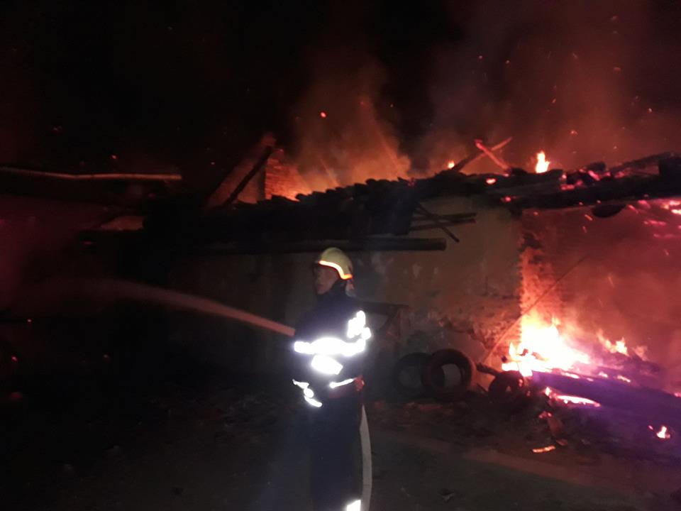 FOTO – O șură, o anexă și un acoperiș, distruse de incendiu