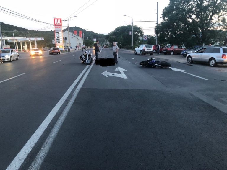 FOTO – Motociclist rănit de un șofer neatent