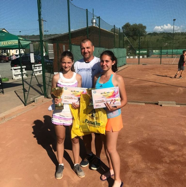 Performanță pentru două jucătoare de tenis de câmp din Mediaș