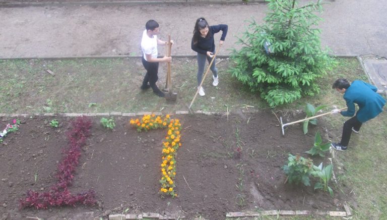 FOTO – „Plantăm flori pentru o viață colorată”, la Liceul Teoretic „Axente Sever”