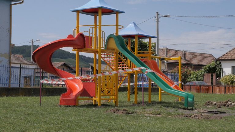 FOTO – Se montează complexele de joacă pentru copii