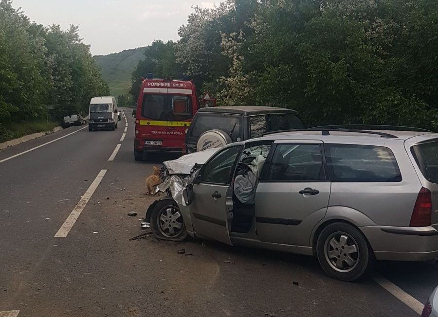 FOTO: Accident grav pe DN14, trei mașini au fost implicate