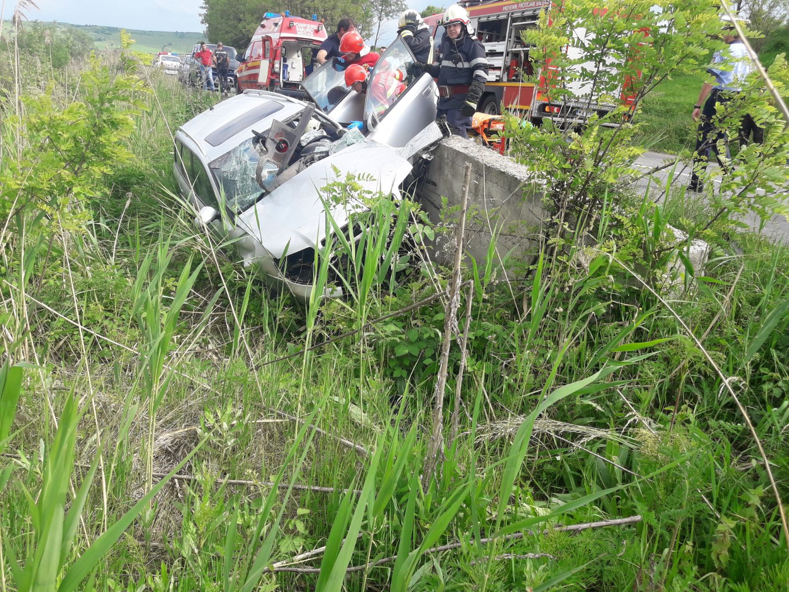 Accident grav între Nocrich și Alțâna, o mașină s-a izbit într-un cap de pod