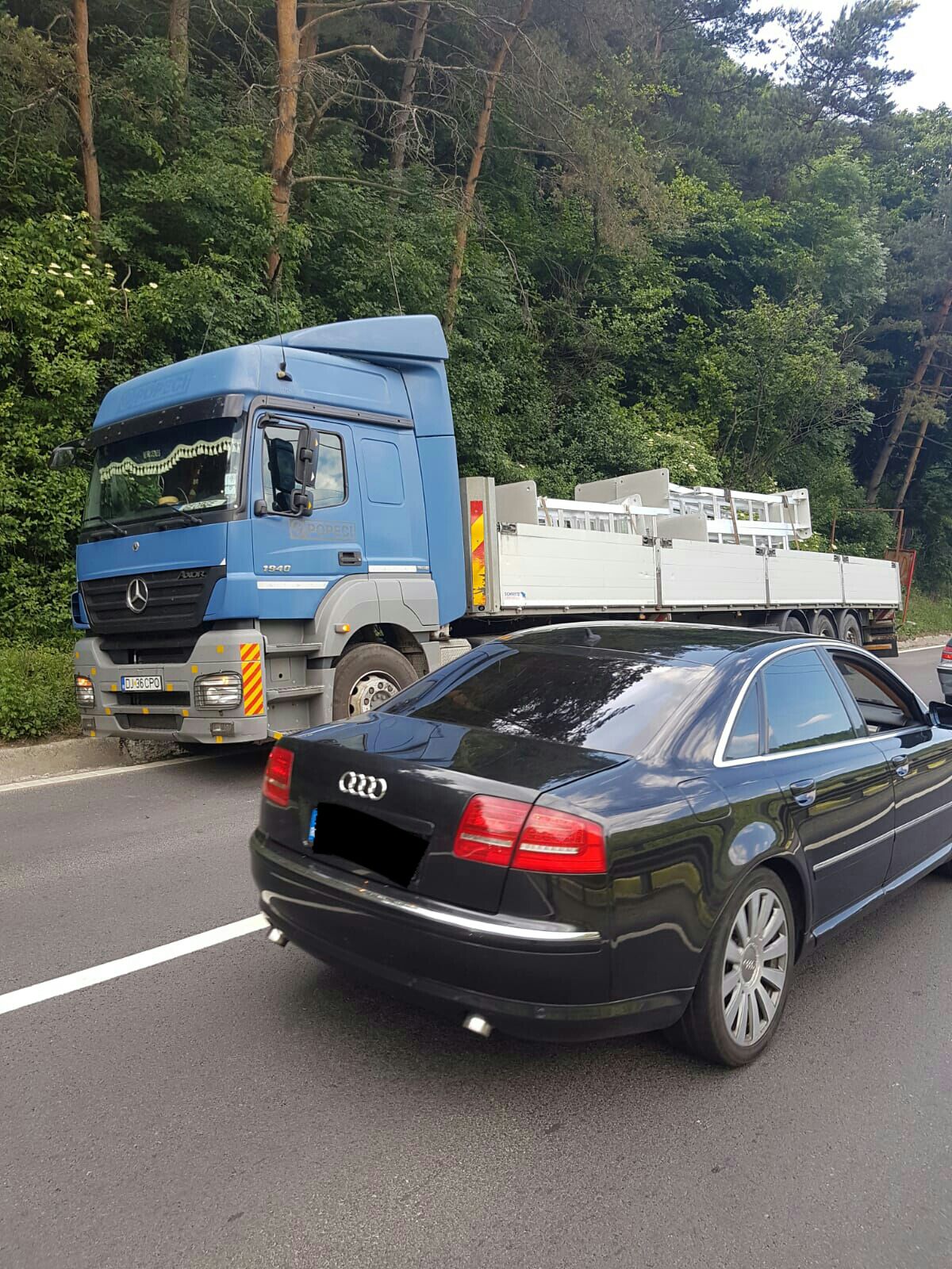 FOTO: Accident cu două mașini și un TIR pe Valea Oltului, se circula alternativ