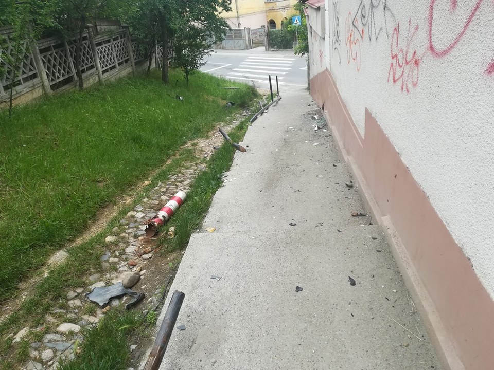 FOTO: Accident nemaintâlnit, o tânără a coborât cu mașina pe scări