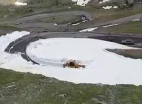 Drumarii indeparteaza zapada si pietrele cazute pe Transfagarasan. VIDEO