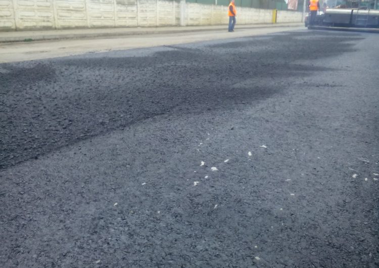 Se toarnă covor asfaltic pe două străzi din Mediaș