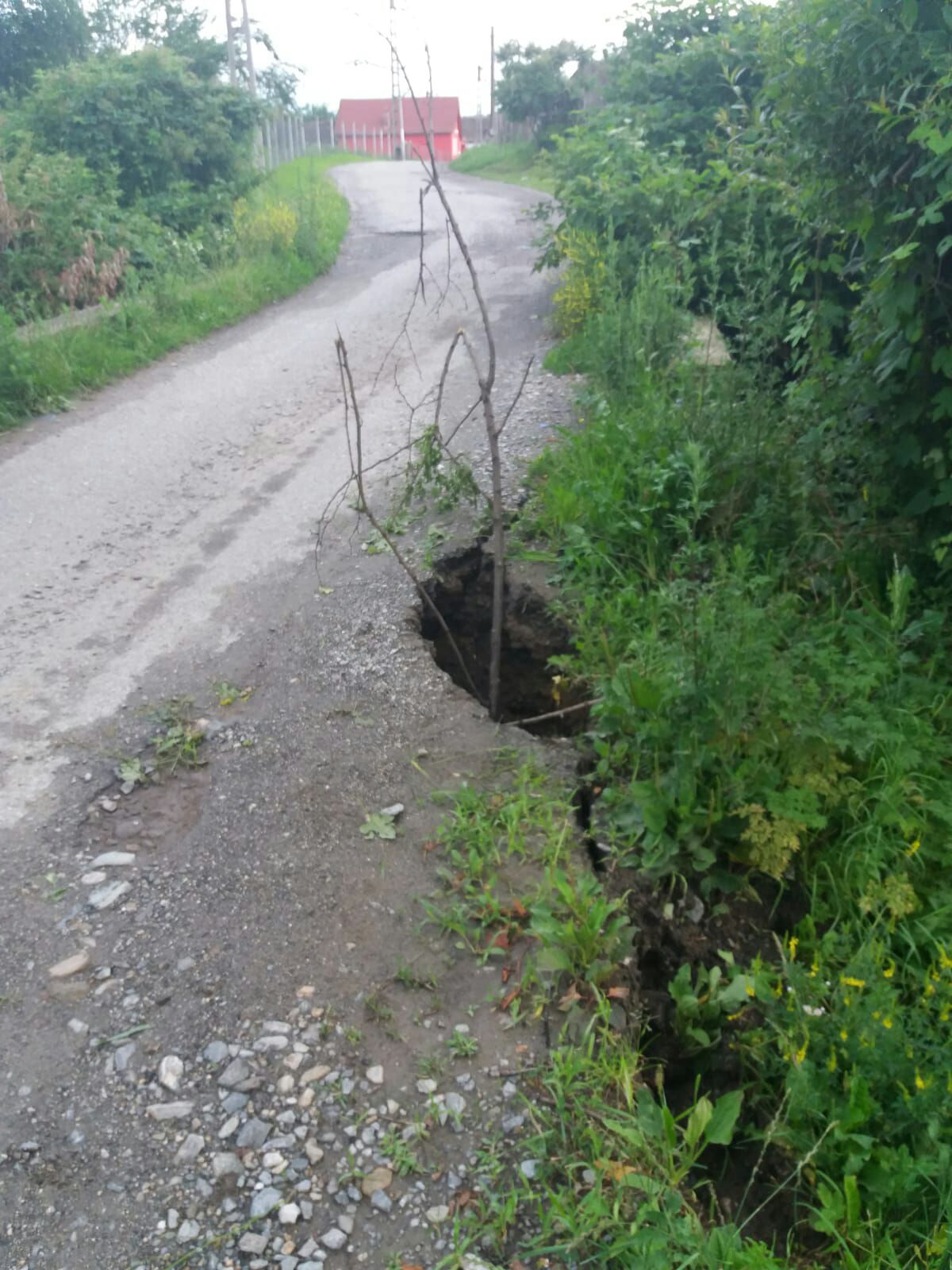 FOTO: Drum surpat din cauza ploilor, traficul rutier e restrictionat