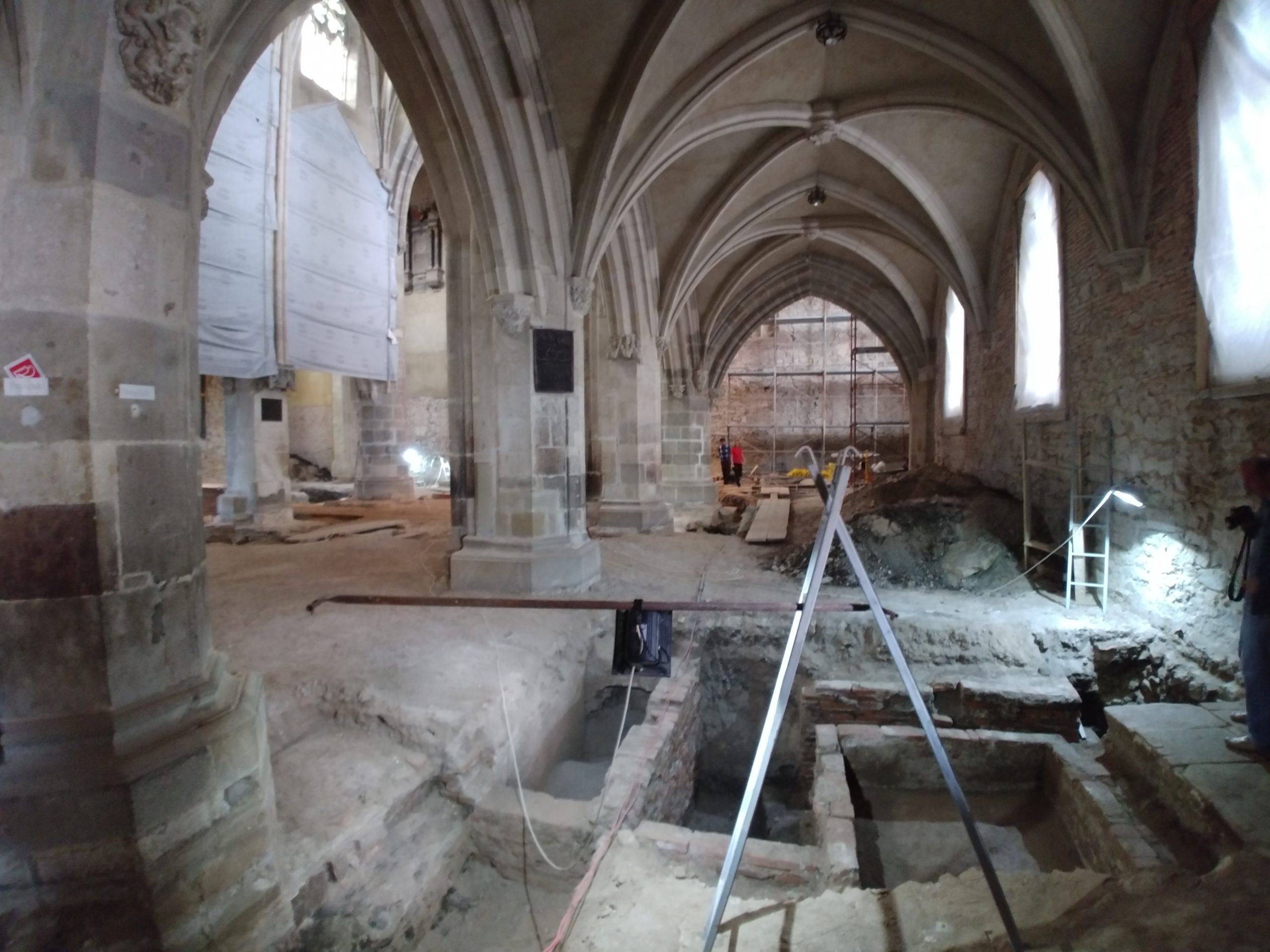 Șantierul secolului, la Biserica Evanghelică: comori din secolul XIII, scoase la lumină de arheologi