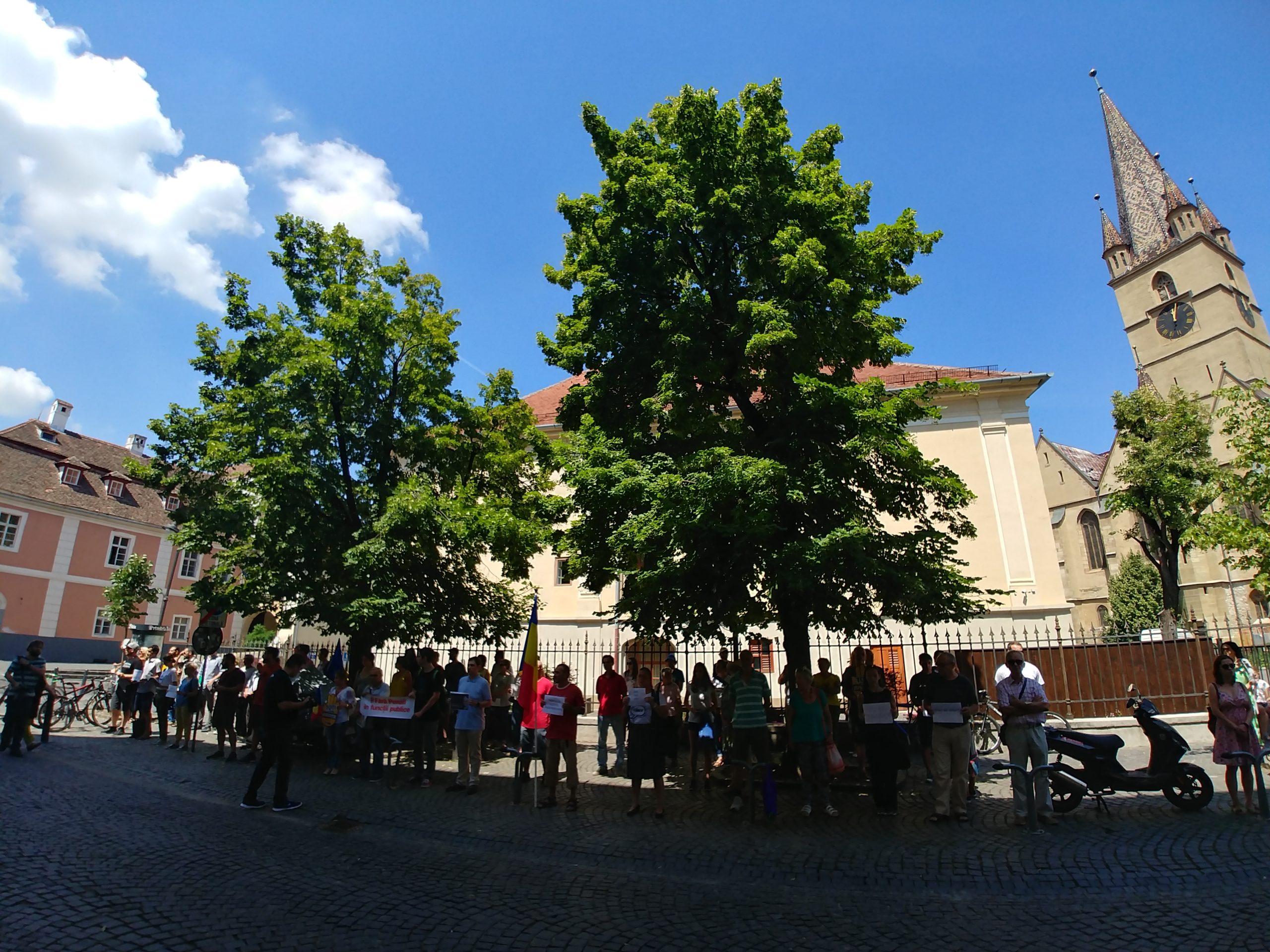 Protestatari cu lacrimi in ochi: „Ne rugam sa nu ne plece copiii!”