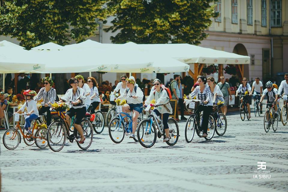 În ie, pe bicicletă, din Piaţa Mică până în Muzeul Satului