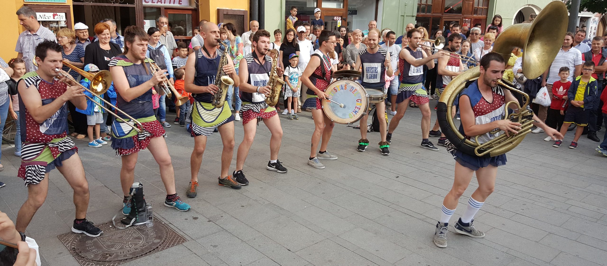 Ropote de aplauze in plina strada pentru reprezentatia spaniolilor de la „Artistas del Gremio”