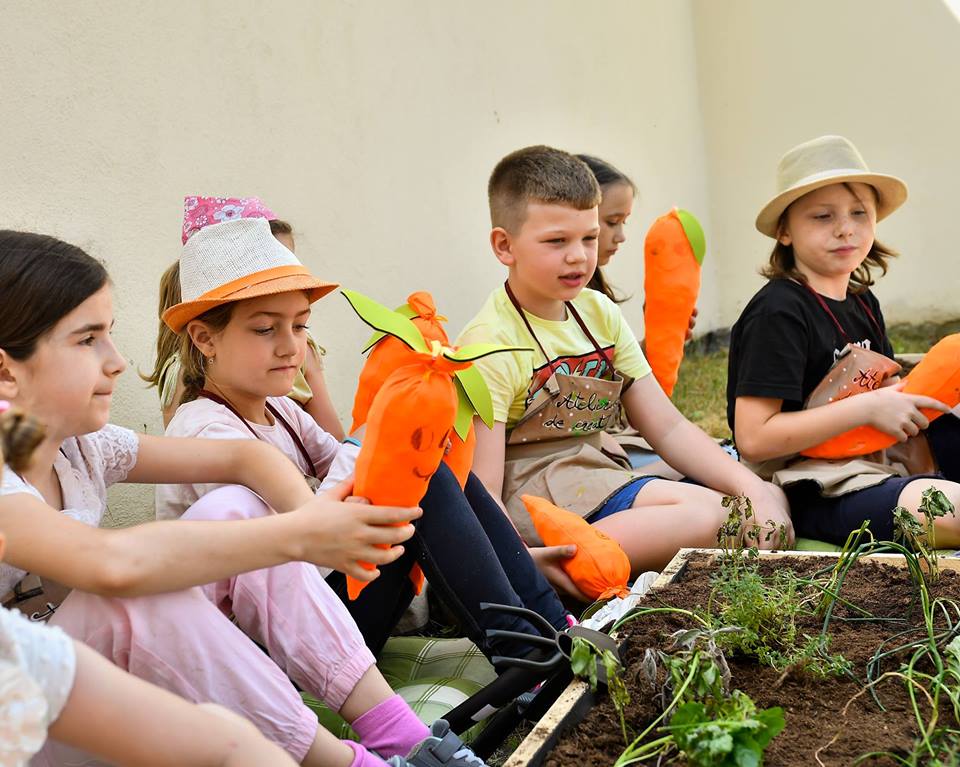 Copiii construiesc fructe din pluș, la Teatrul „Gong”