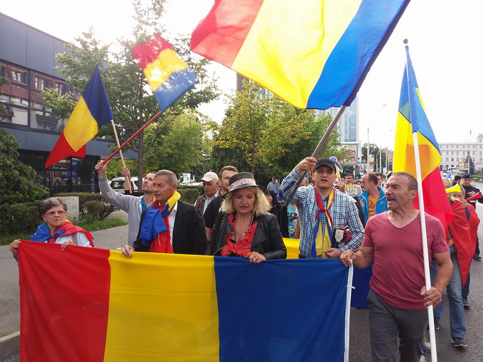 Peste 200 de sibieni au scandat, luni seara, împotriva lui Liviu Dragnea şi a PSD