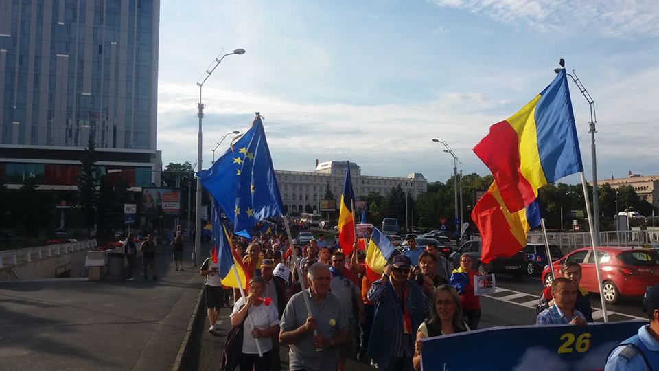 Simpatizanți și membri PNL Sibiu, alături de protestatari, marți seară