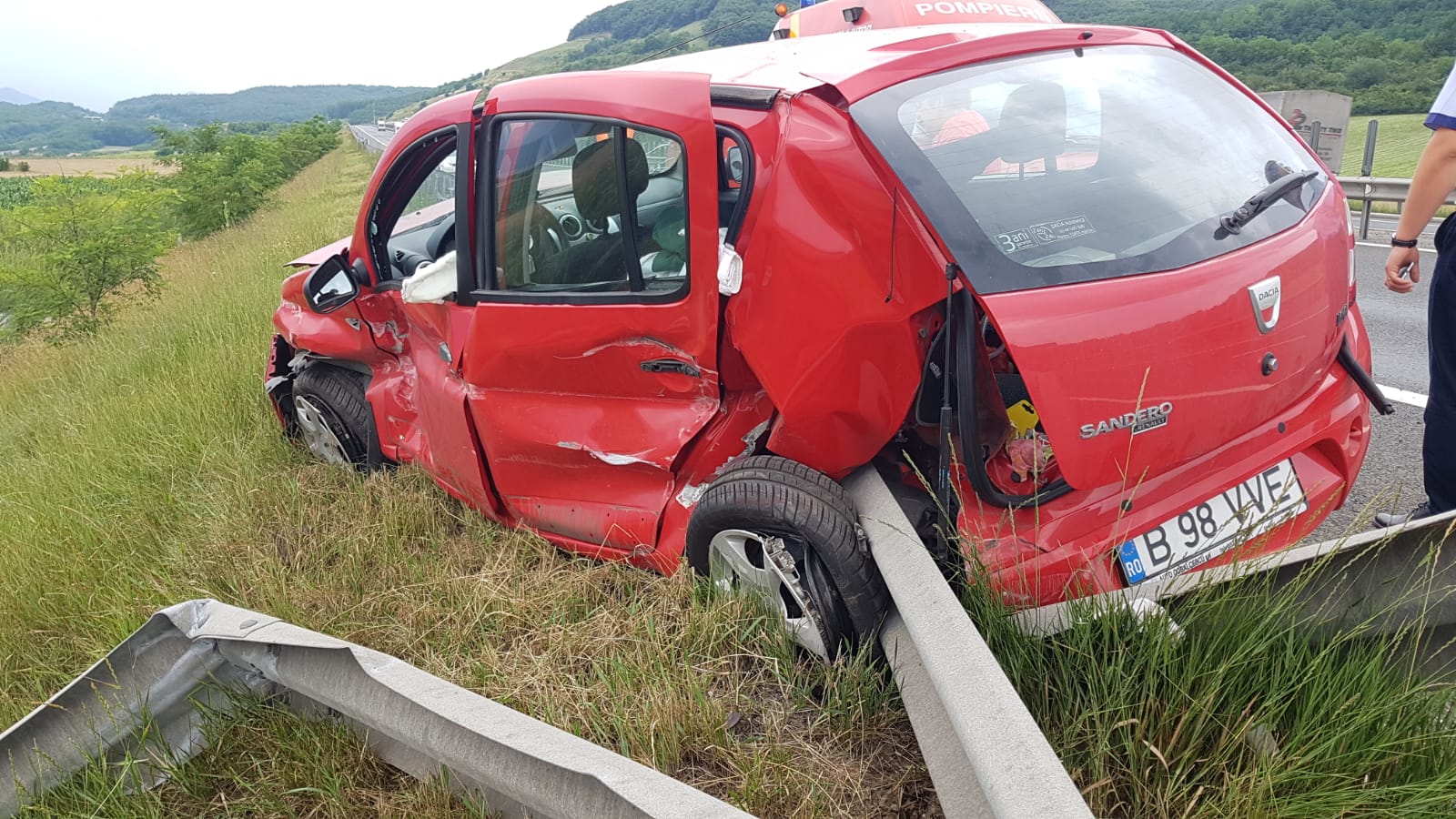 FOTO: Accident pe autostrada, o mașina s-a izbit in parapet