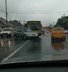 Un autobuz a lovit o masina. Soferul autoturismului e ranit