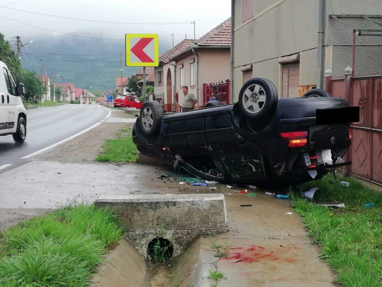FOTO – Un tânăr de 21 de ani s-a răsturnat cu mașina pe DN 14