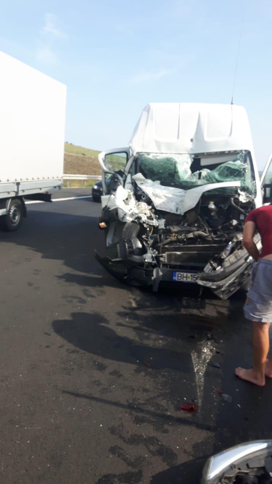FOTO – Accident pe A 1. Un bărbat a fost rănit