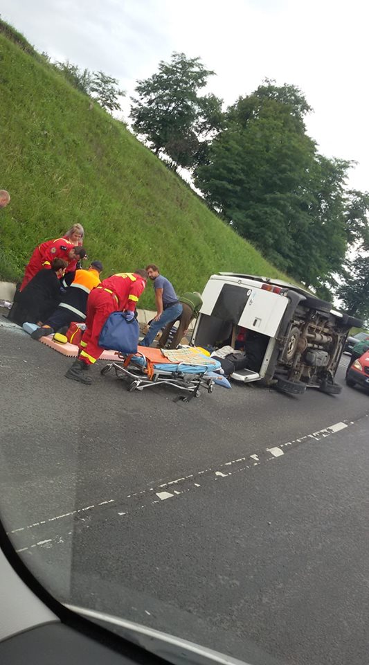 FOTO și VIDEO – Microbuz răsturnat pe DN 14