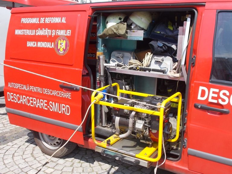 Patru autoturisme implicate într-un accident rutier în Sibiu. Trei persoane, rănite ușor