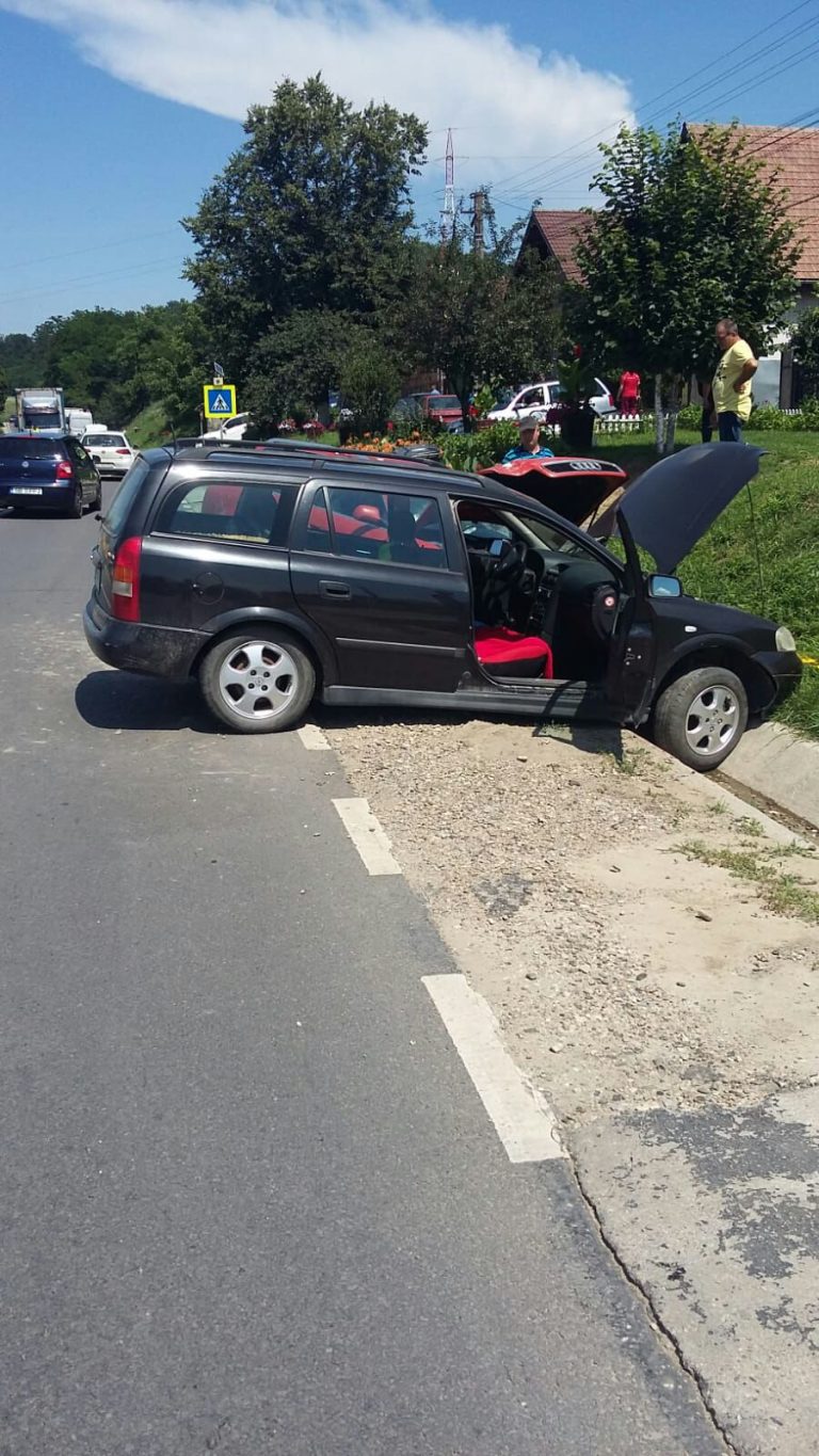 Accident pe DN 14. O persoană este încarcerată