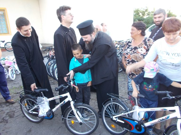 FOTO – PS Macarie a împărțit 100 de biciclete copiilor di Copsa Mica