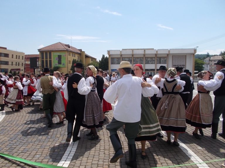 FOTO – Sute de participanți la Festivalul de Dansuri Maghiare