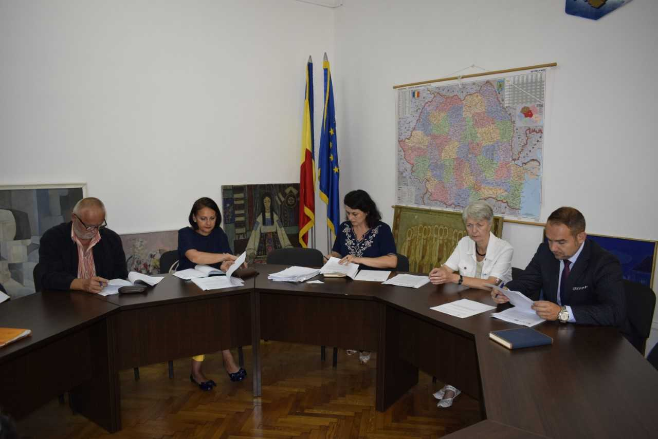 Mere și pere pentru zeci de mii de școlari din județul Sibiu