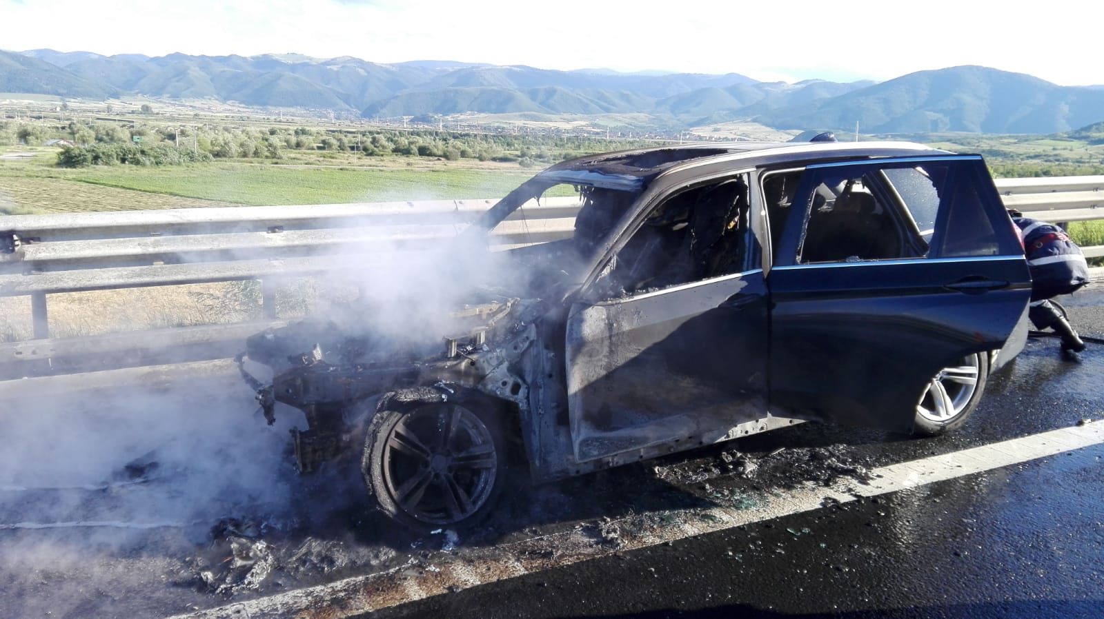 FOTO – Mașină distrusă de incendiu, pe A 1, la Cristian