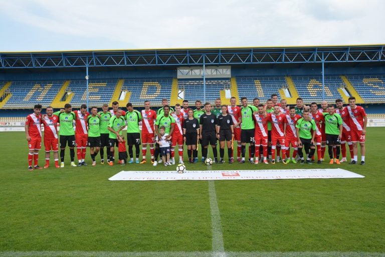 FOTO – Meci caritabil de fotbal la Mediaș: Eric, Vali Lazăr și prietenii lor au făcut show pe stadionul Gaz Metan