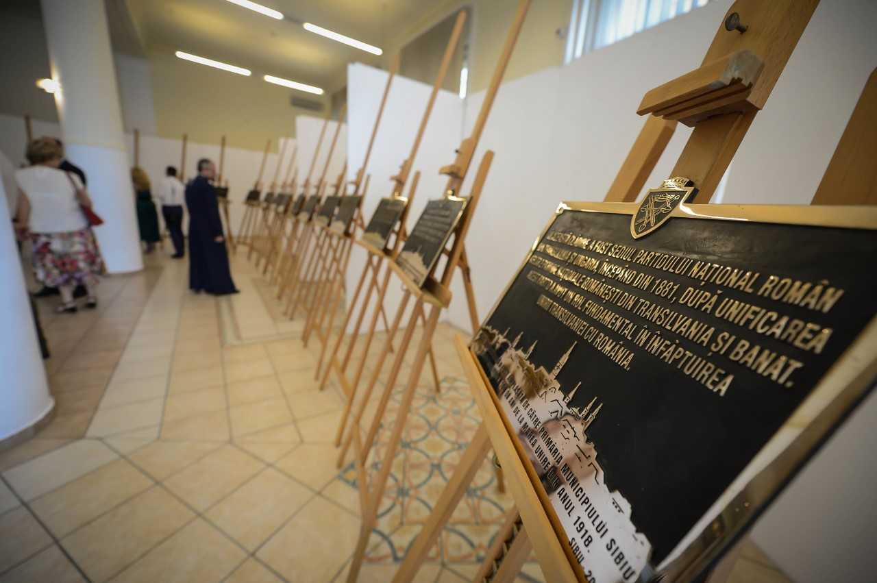 FOTO – Primăria Sibiu amplasează 17 plăci pe clădiri cu însemnătate în istoria Marii Uniri