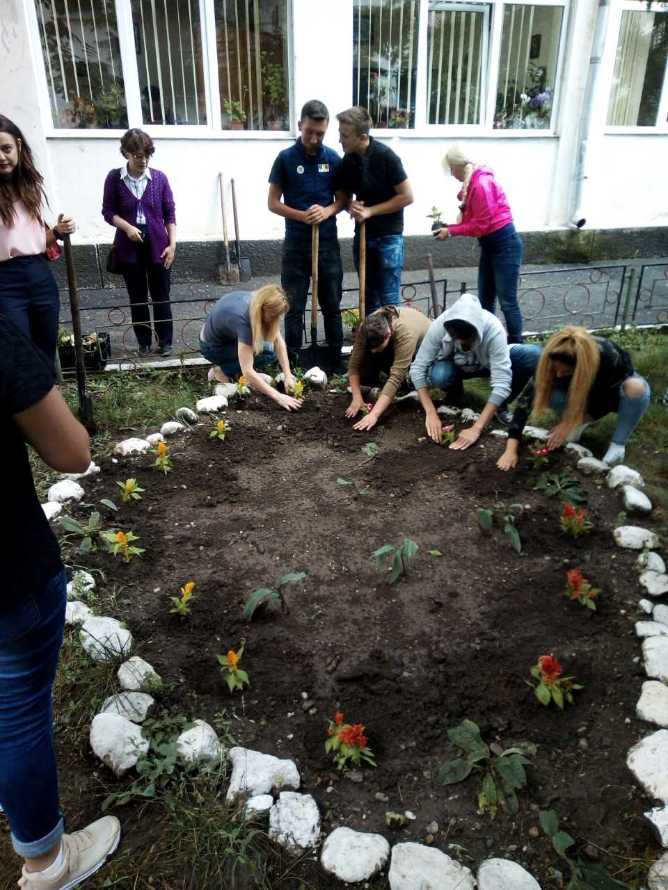 FOTO – Elevii și studenții sibieni au dovedit că ”Iubim Sibiul! Să-l lăsăm să respire!”