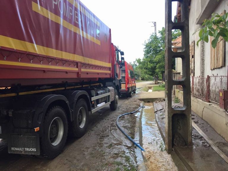 Pericol de incendiu pe DN1, la Mohu. Dintr-un TIR s-a scurs ulei încins