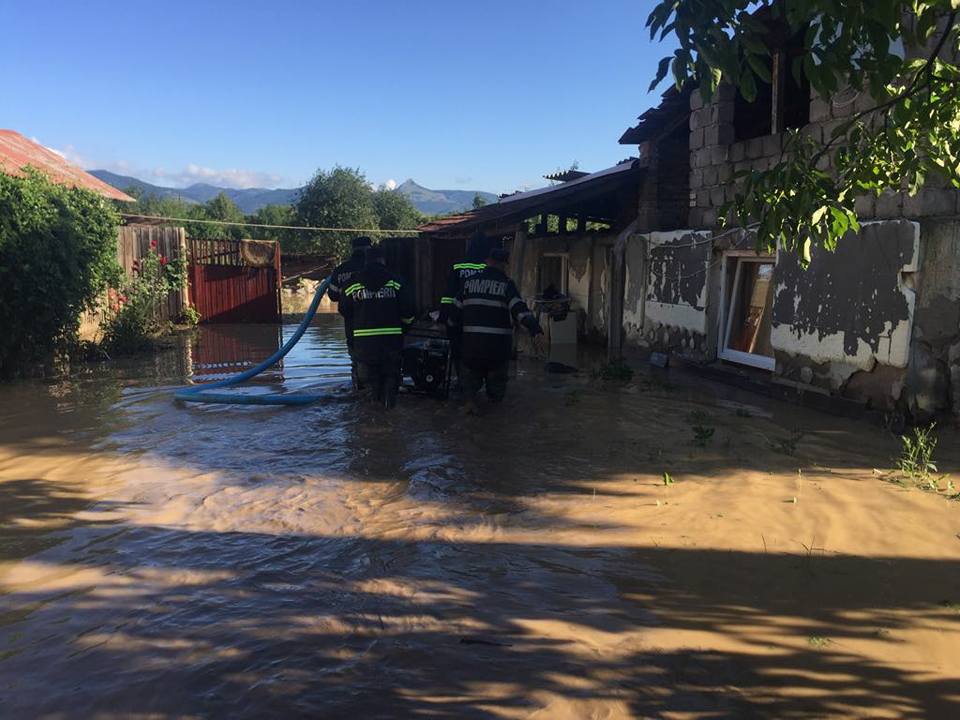 FOTO – Pompierii sibieni, în sprijinul persoanelor afectate de inundații din județul Alba
