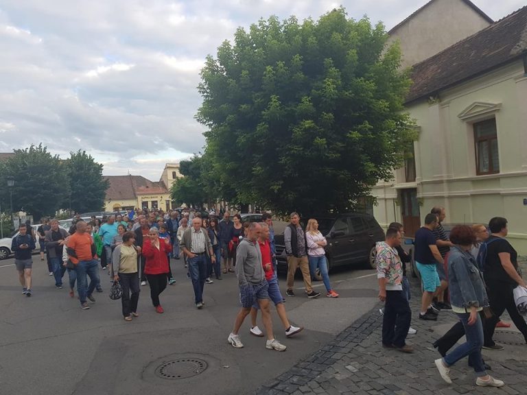 FOTO – Sute de medieșeni au protestat, duminică seara, în centrul orașului