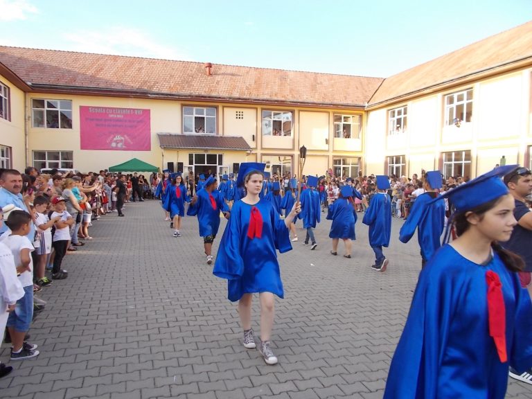 FOTO – Final de an școlar minunat: retragere cu torțe a elevilor claselor a VIII-a