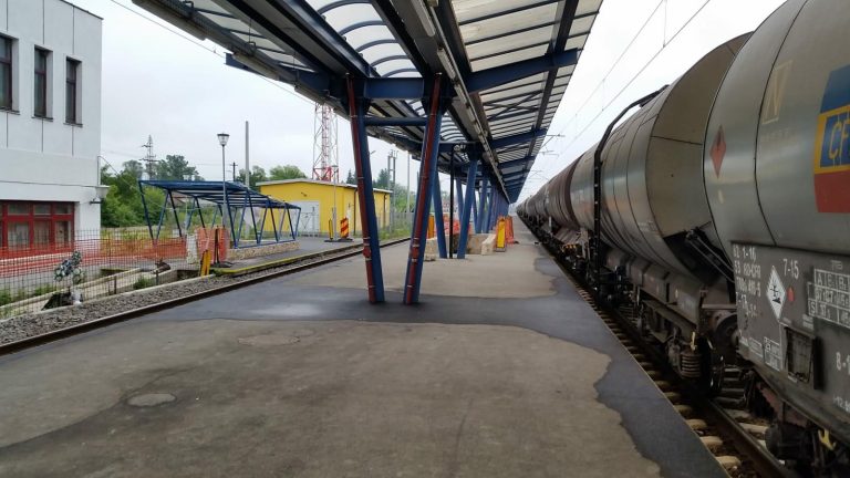 FOTO – Incident grav: Tânăr electrocutat după ce s-a urcat pe un tren