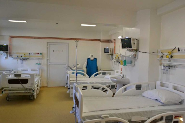 Spitalul Județean își mută secțiile medicale pentru a crea noi paturi Covid