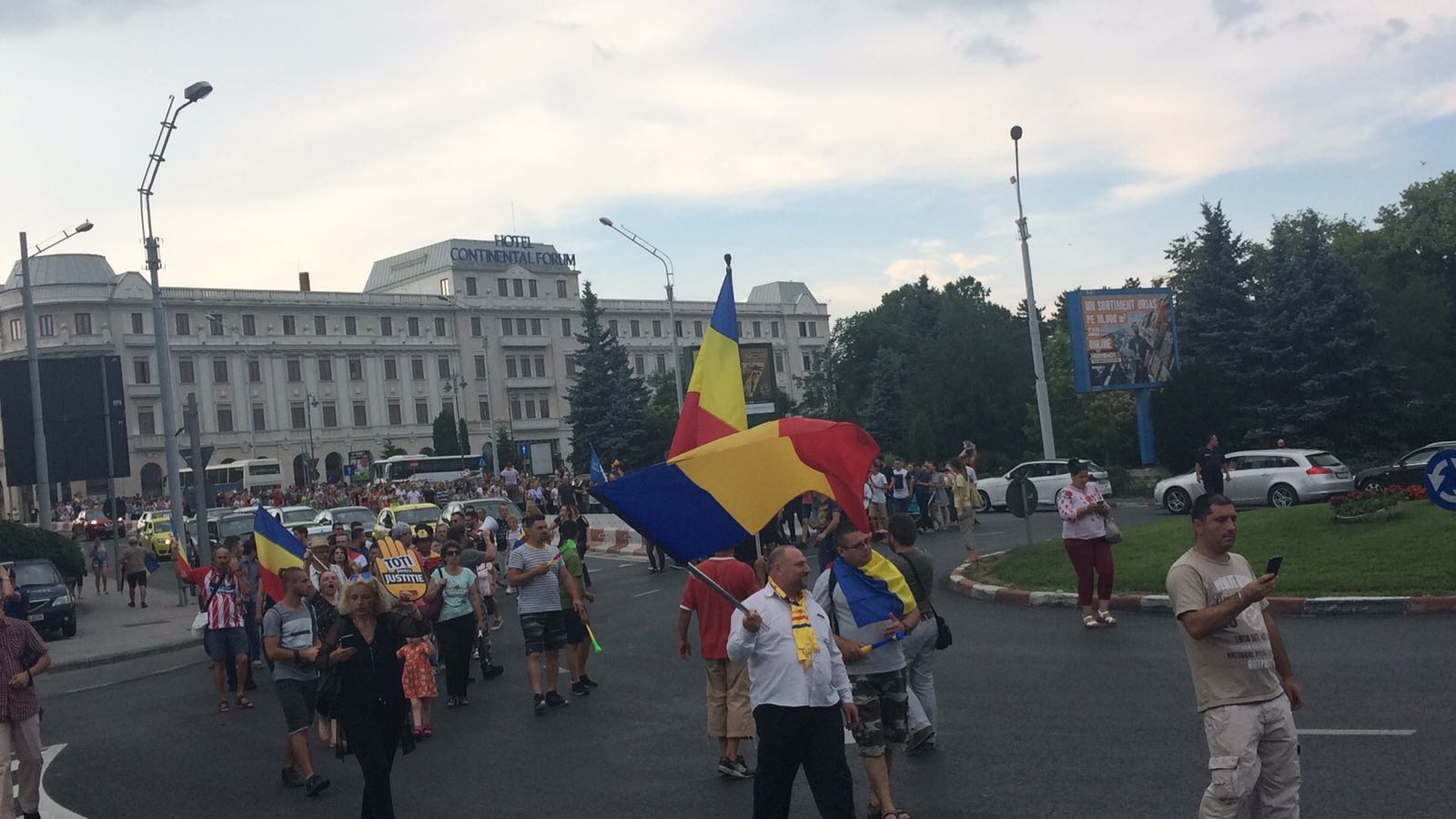 FOTO/ VIDEO: Protest în centrul Sibiului: Oamenii strigă ”Justiție, nu corupție” și ”Hoții”