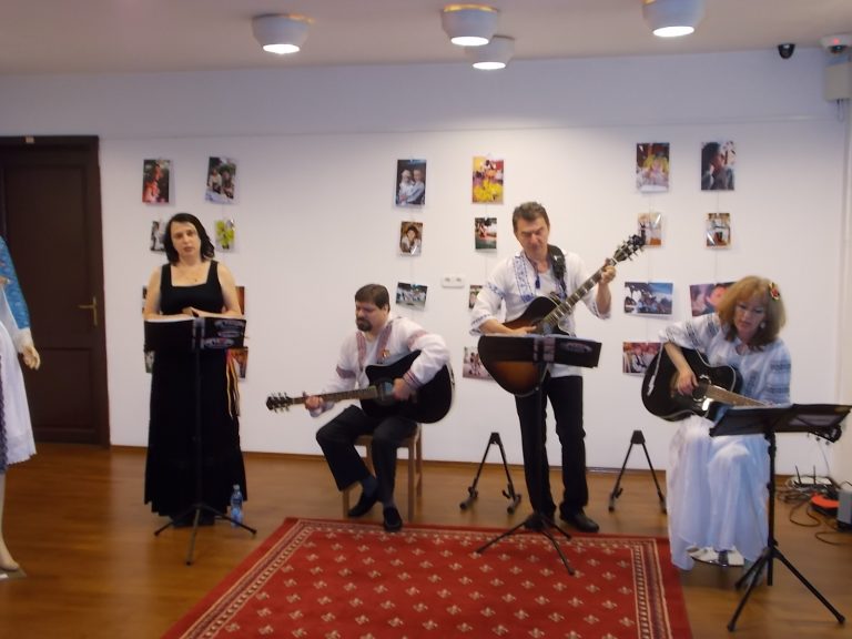 FOTO – Ziua Universală a Iei a îmbrăcat medieșenii în port popular, la Muzeul Gazelor