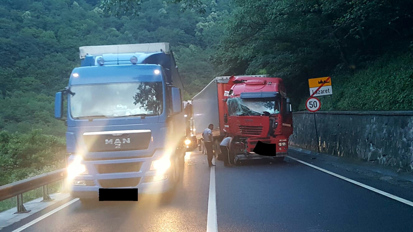 Accident cu două TIR-uri pe Valea Oltului, traficul a fost îngreunat