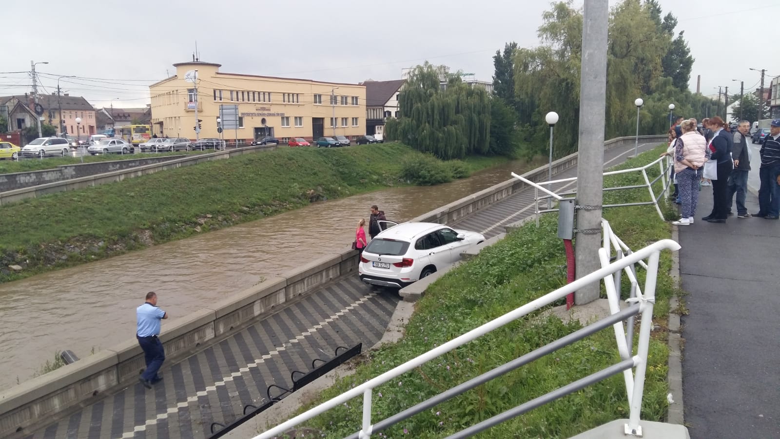 FOTO: O femeie a fost la un pas să cadă cu mașina în Cibin