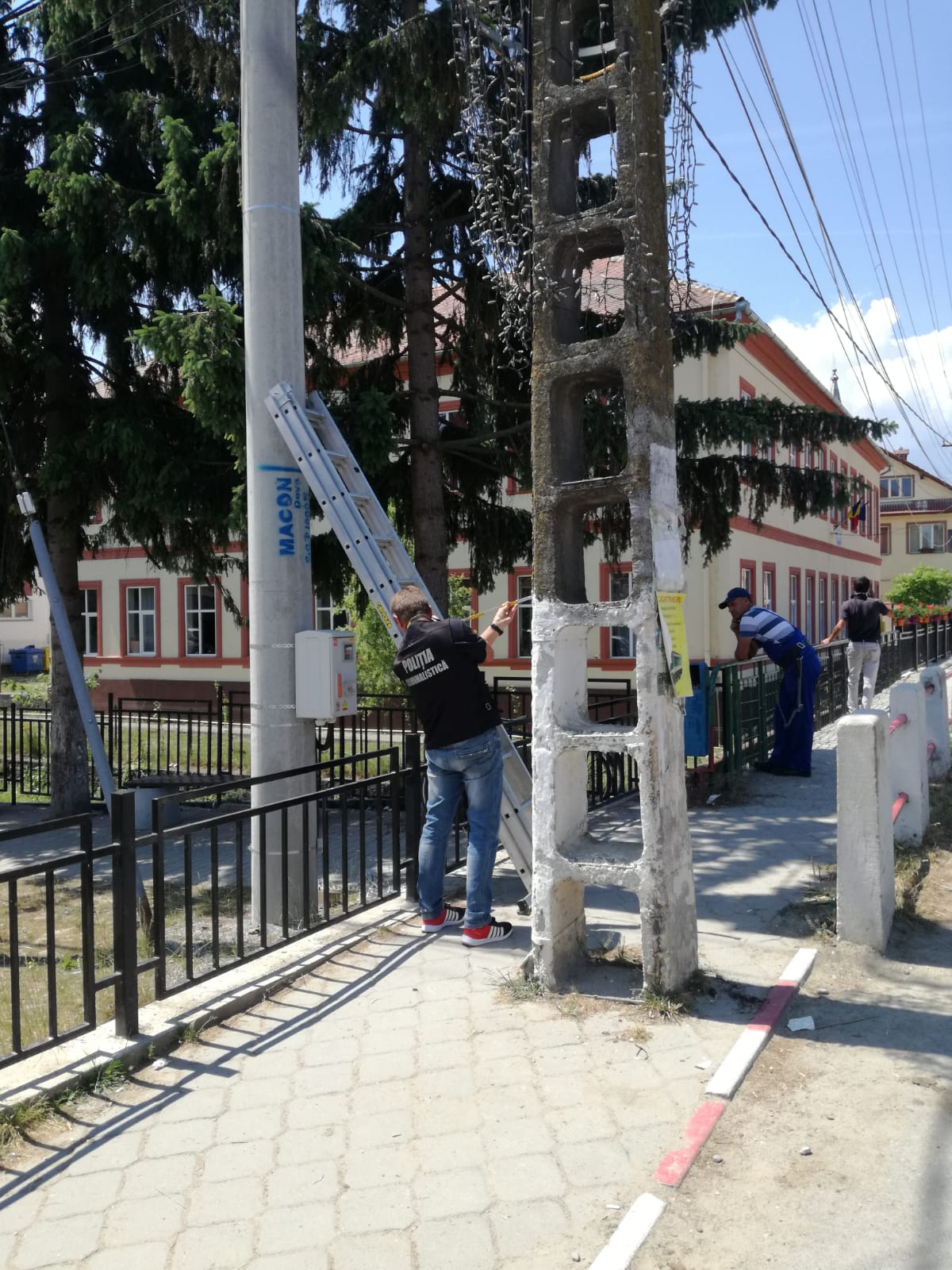 UPDATE-FOTO: Accident de muncă, un bărbat a căzut de pe un stâlp de înaltă tensiune