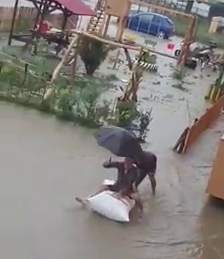 VIDEO: Haz de necaz! Cu pluta pe străzile inundate din cartierul Arhitecților